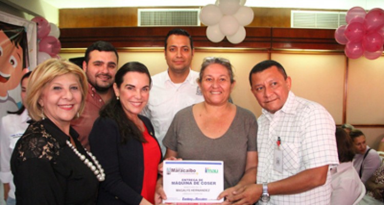 Alcadesa Eveling entregó 50 máquinas de coser 1 1841 4 a eveling